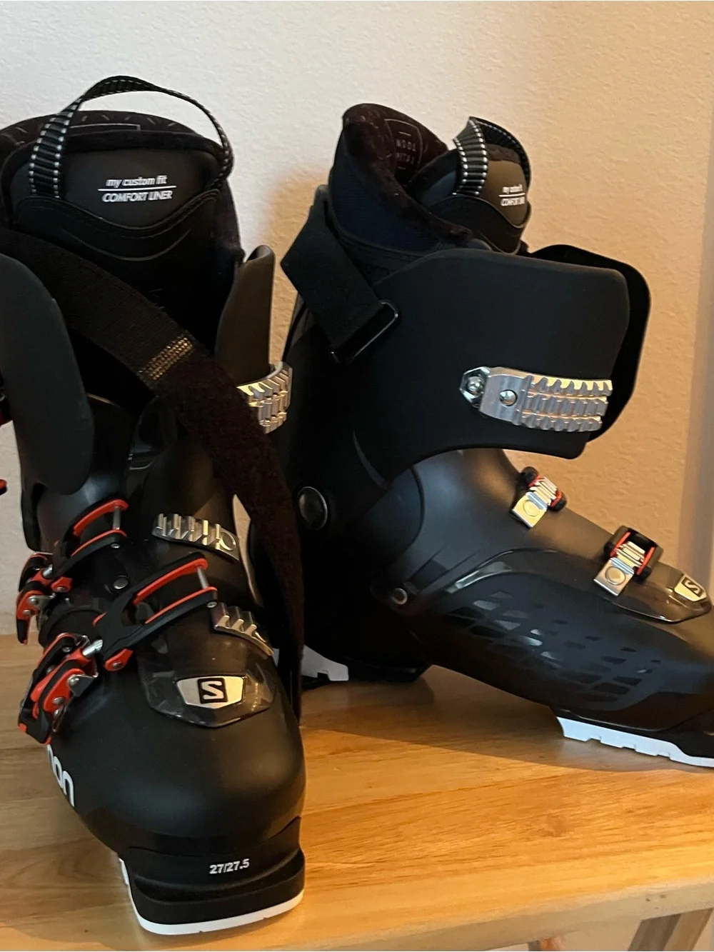 Salomon Men’s Black Ski Boots with Red Trim. Size eu 27:27.5. NEW.